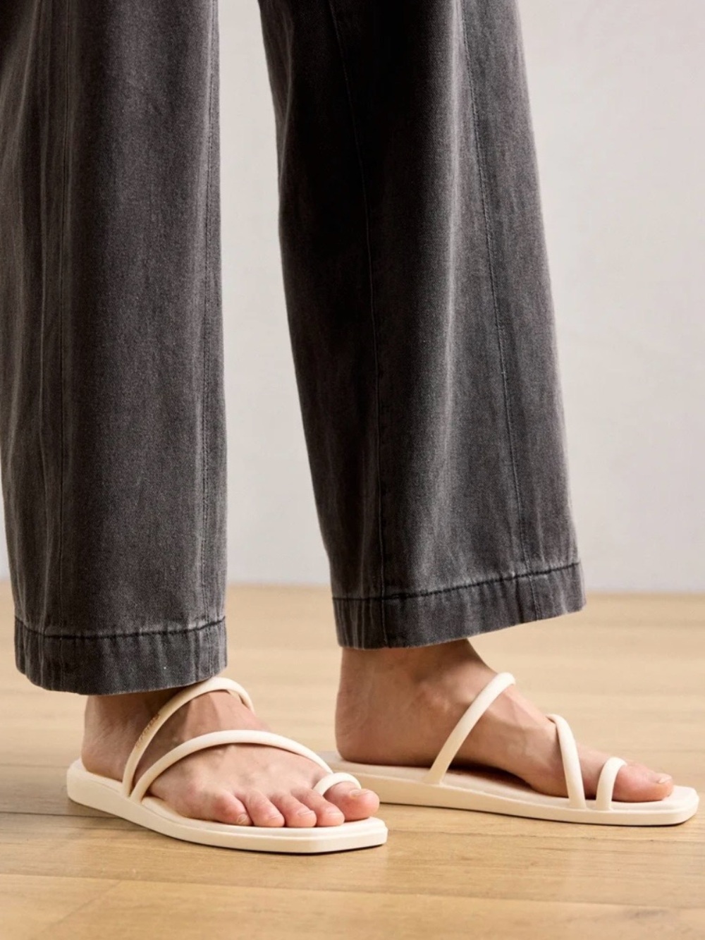 CROCS Miami Toe Loop Sandal
